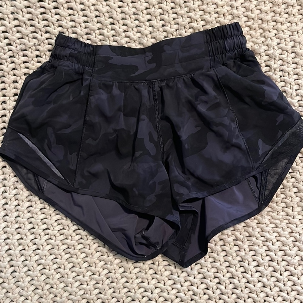 Lululemon Hotty Hot Short - 2.5 inseam - Size 4